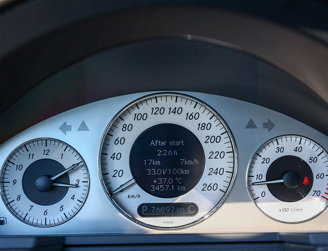 Mercedes-Benz E-Класс белый 2005
