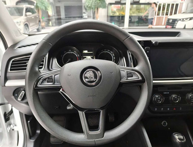 Skoda Kamiq 1.5 л 2023 г. Белый, пробег 17400 км