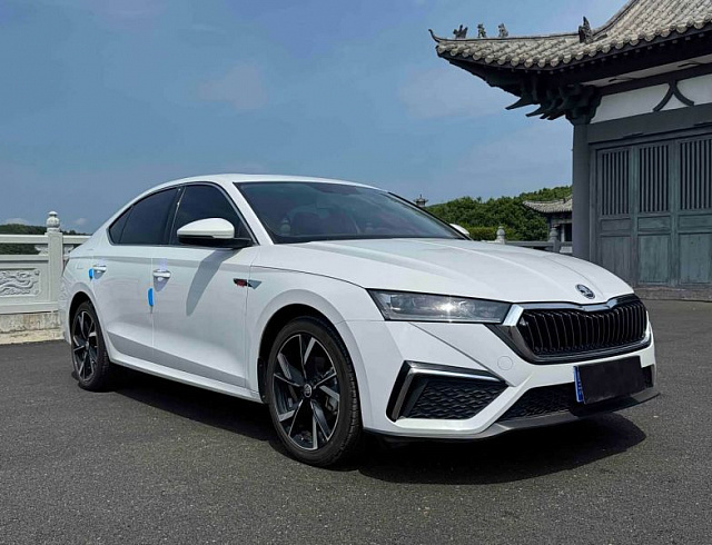 Skoda Octavia 1.4 л 2023 г. Белый, пробег 15000 км