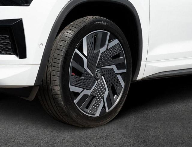 Skoda Kodiaq 2024 г. Белый, пробег 30000 км