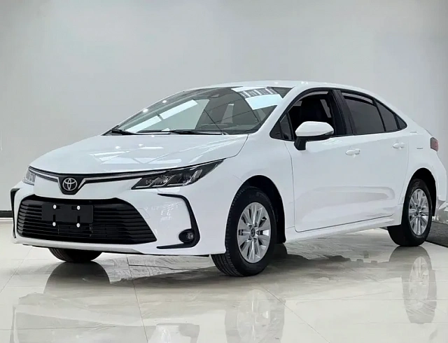Toyota Corolla 1.2 л 2023 г. Белый, пробег 8700 км