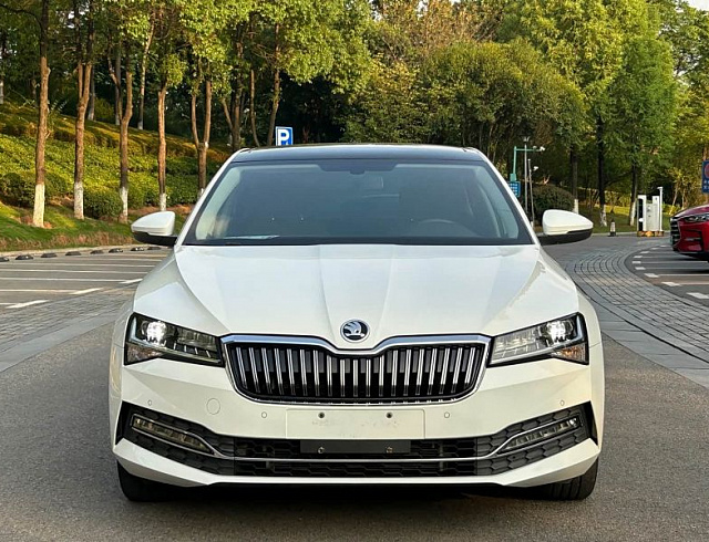 Skoda Superb 1.4 л 2022 г. Белый, пробег 25600 км