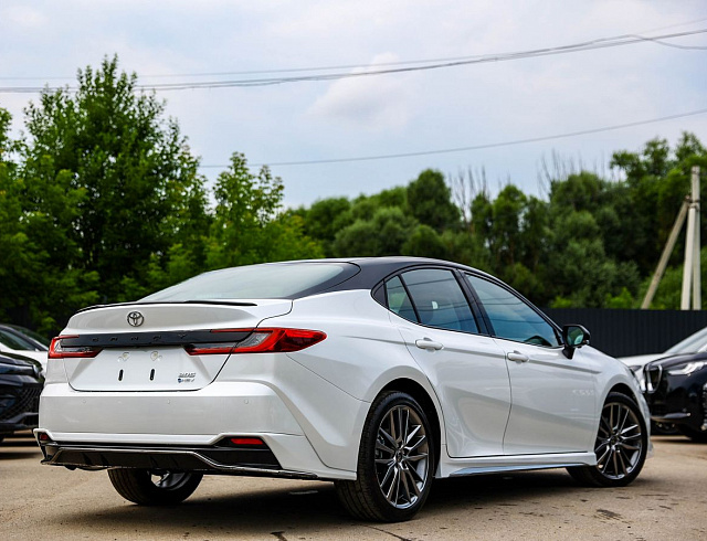 Toyota Camry белый 2026