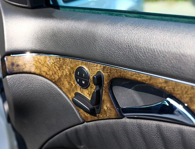 Mercedes-Benz E-Класс белый 2005