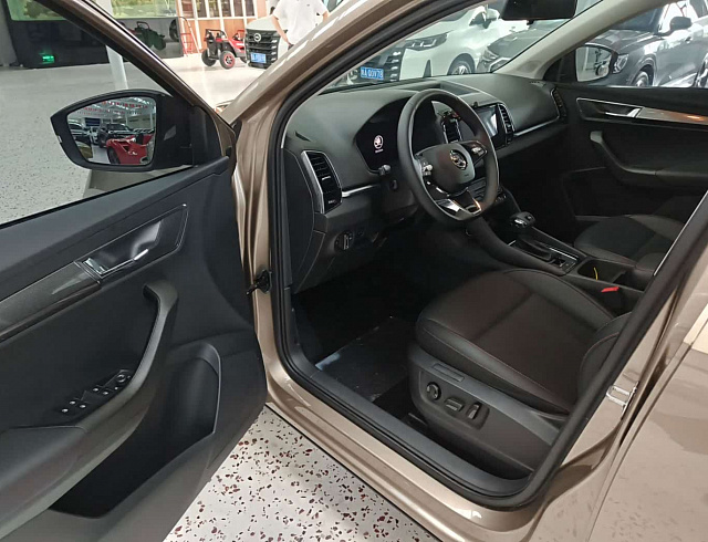 Skoda Karoq 1.4 л 2023 г. шампань/коричневый, пробег 18000 км