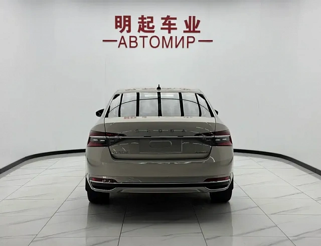 Skoda Superb 1.4 л 2023 г. желто-оранжевый, пробег 35000 км