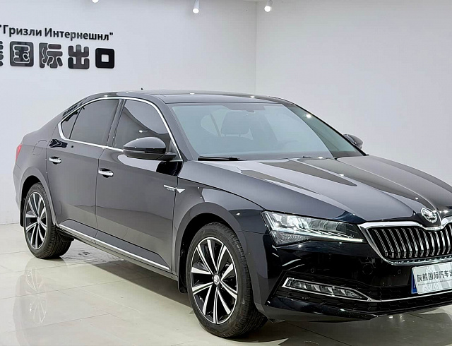 Skoda Superb 1.4 л 2024 г. Чёрный, пробег 9000 км