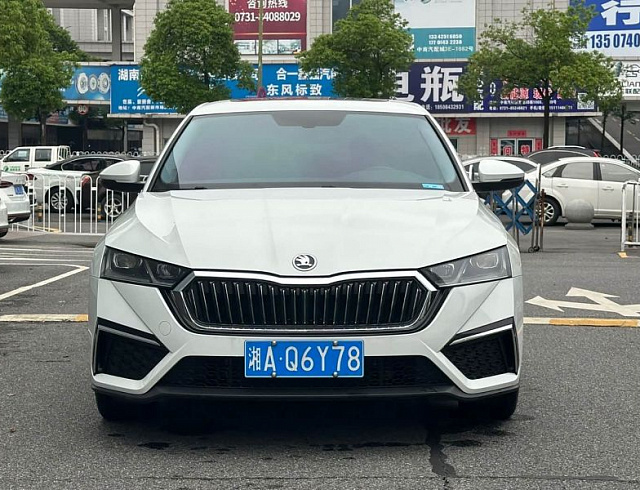 Skoda Octavia 1.4 л 2024 г. Белый, пробег 17000 км