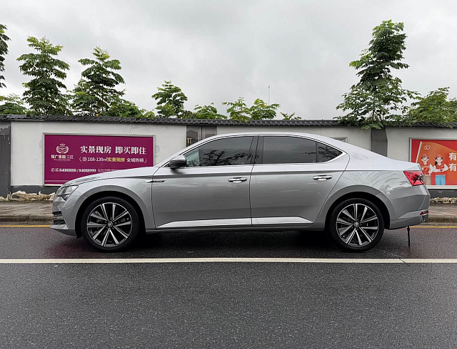Skoda Superb 1.4 л 2022 г. Серебристо-серый, пробег 30000 км