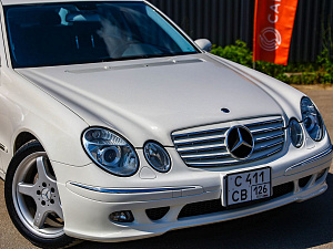 Mercedes-Benz E-Класс белый 2005