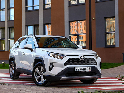 Toyota RAV4 белый 2021