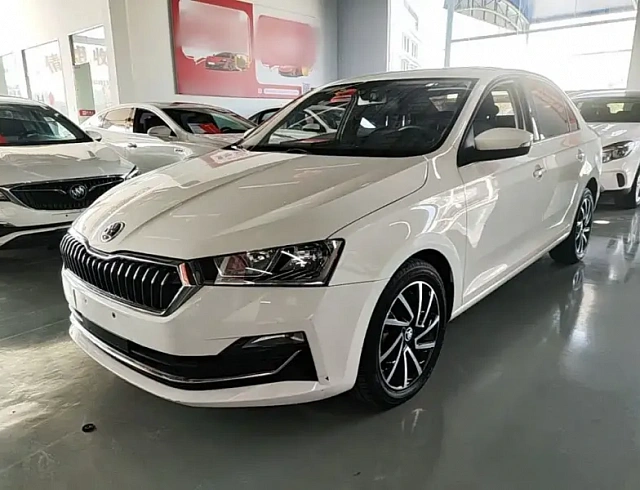 Skoda Rapid 1.5 л 2021 г. Белый, пробег 25400 км
