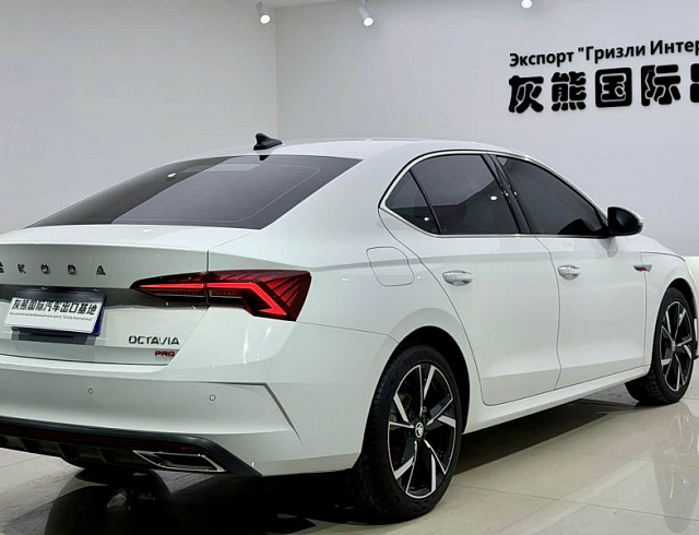 Skoda Octavia 1.4 л 2023 г. Белый, пробег 42000 км