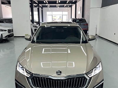 Skoda Octavia 1.4 л 2022 г. шампань/коричневый, пробег 21800 км