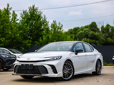 Toyota Camry белый 2026