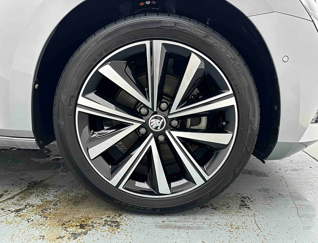 Skoda Superb 1.4 л 2022 г. Серебристо-серый, пробег 43000 км
