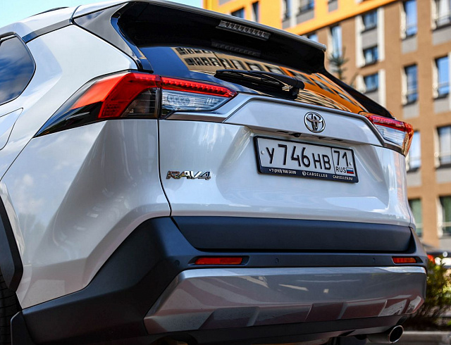 Toyota RAV4 белый 2021