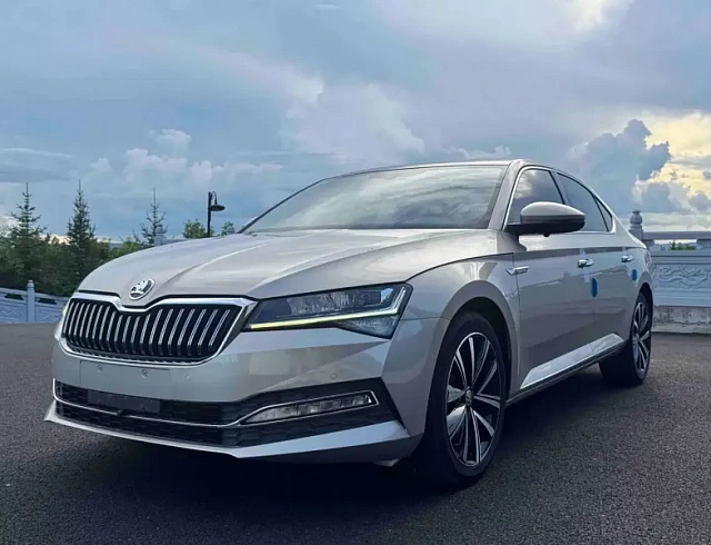 Skoda Superb 1.4 л 2022 г. шампань/коричневый, пробег 24000 км