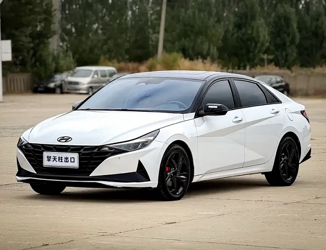 Hyundai Elantra 1.5 л 2023 г. Белый, пробег 49000 км