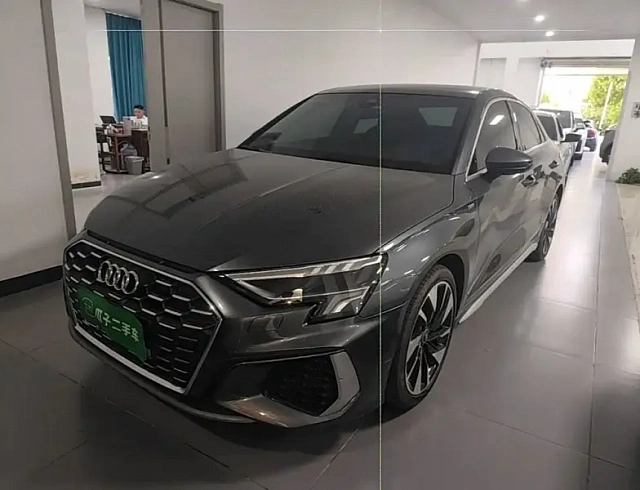 Audi A3 1.4 л 2023 г. Серебристо-серый, пробег 47699 км