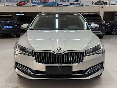 Skoda Superb 1.4 л 2023 г. желто-оранжевый, пробег 26000 км