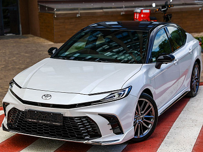 Toyota Camry белый 2026