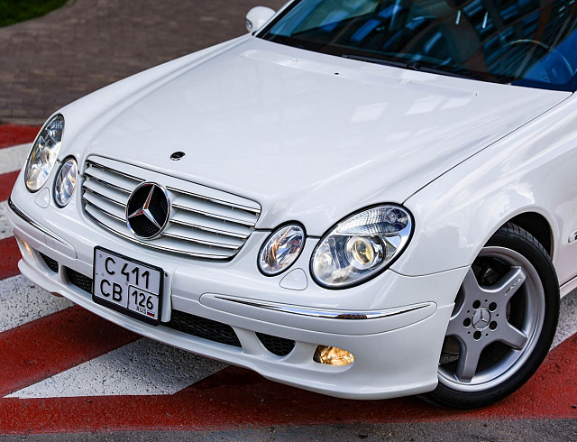 Mercedes-Benz E-Класс белый 2005