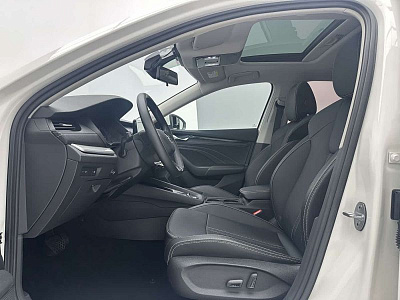 Skoda Octavia 1.4 л 2023 г. Белый, пробег 21000 км