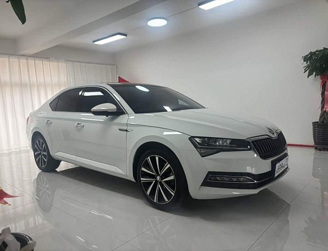 Skoda Superb 1.4 л 2023 г. Белый, пробег 13899 км