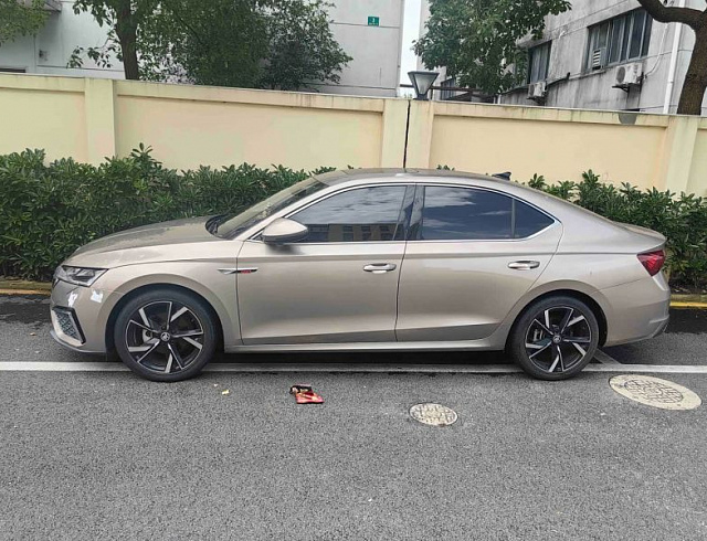 Skoda Octavia 1.4 л 2023 г. шампань/коричневый, пробег 14000 км