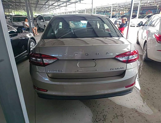 Skoda Octavia 1.5 л 2021 г. шампань/коричневый, пробег 27400 км
