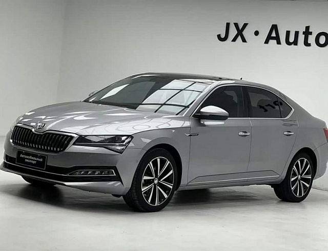 Skoda Superb 1.4 л 2023 г. Серебристо-серый, пробег 1000 км