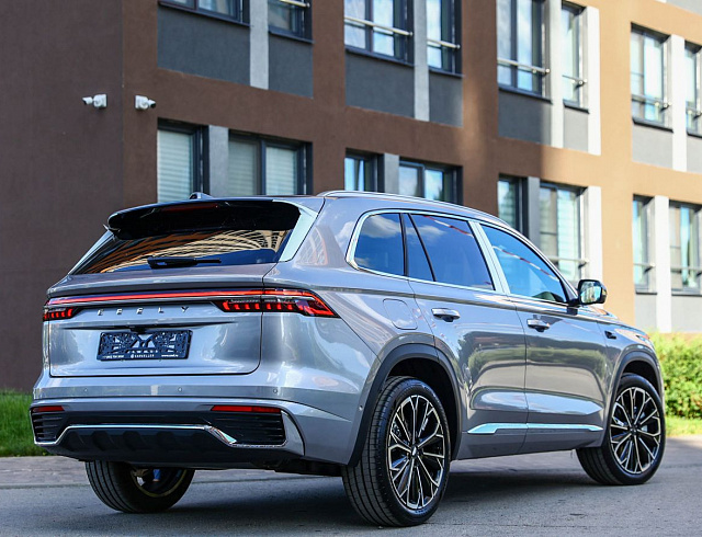 Geely Monjaro серый 2026