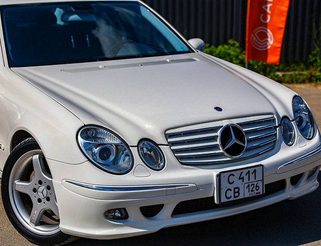 Mercedes-Benz E-Класс белый 2005