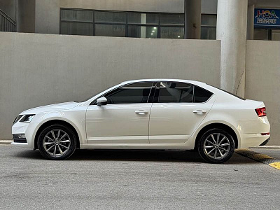 Skoda Octavia 1.5 л 2021 г. Белый, пробег 21000 км