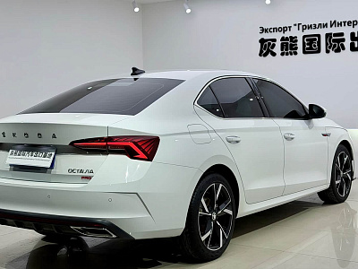 Skoda Octavia 1.4 л 2023 г. Белый, пробег 42000 км