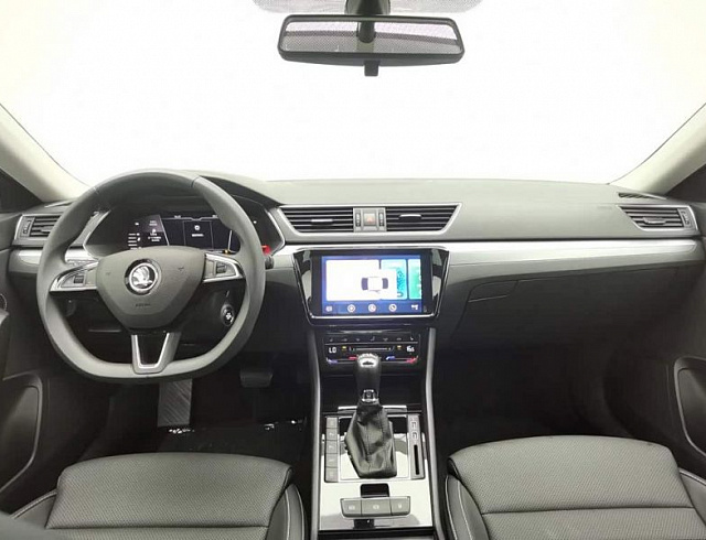 Skoda Superb 1.4 л 2025 г. Чёрный, пробег 9800 км