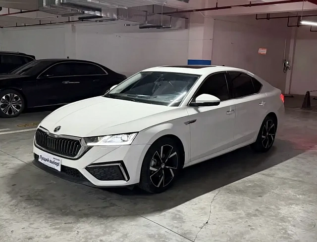 Skoda Octavia 1.4 л 2023 г. Белый, пробег 23000 км