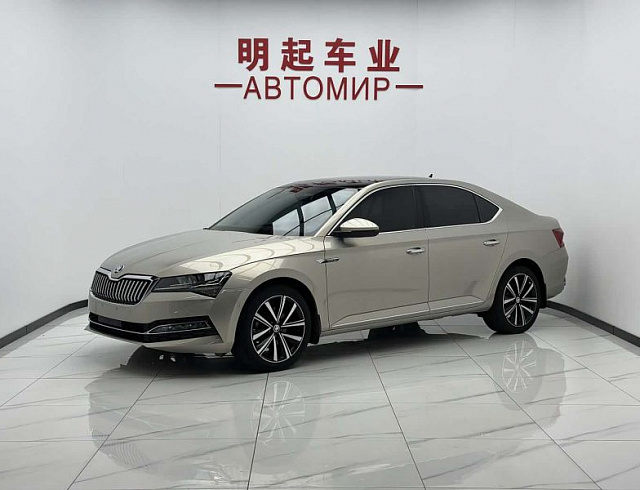 Skoda Superb 1.4 л 2023 г. желто-оранжевый, пробег 35000 км