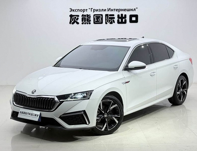 Skoda Octavia 1.4 л 2023 г. Белый, пробег 22000 км