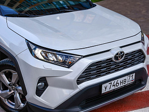 Toyota RAV4 белый 2021