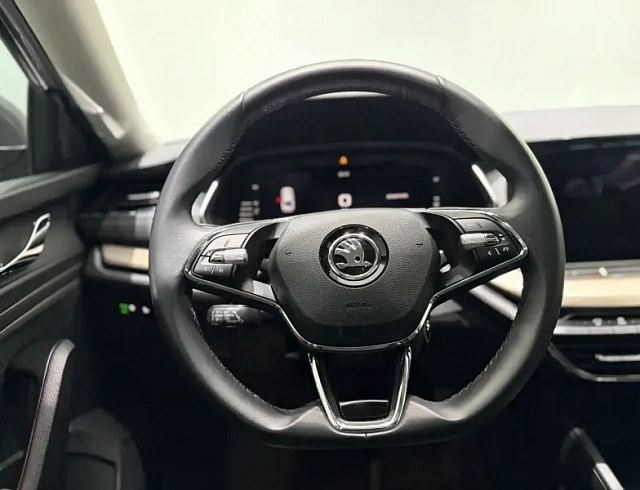 Skoda Octavia 1.4 л 2022 г. Серебристо-серый, пробег 24000 км