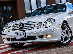 Mercedes-Benz E-Класс белый 2005