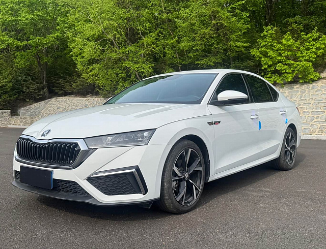Skoda Octavia 1.4 л 2023 г. Белый, пробег 13899 км