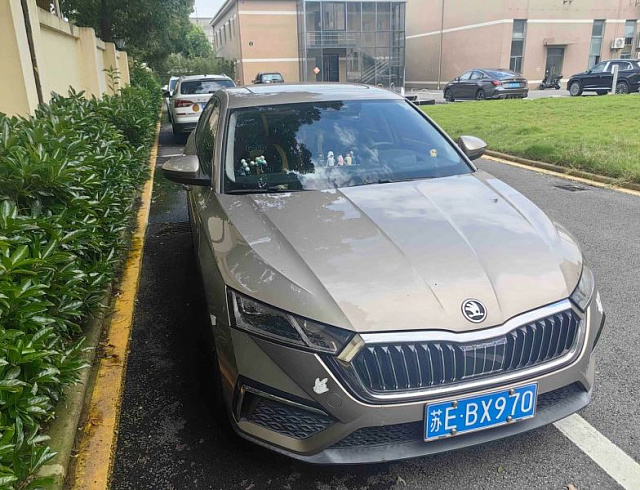 Skoda Octavia 1.4 л 2023 г. шампань/коричневый, пробег 14000 км