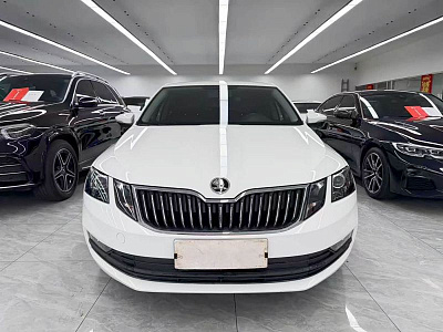 Skoda Octavia 1.5 л 2022 г. Белый, пробег 40000 км