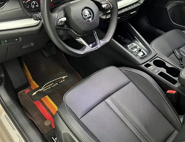 Skoda Octavia 1.4 л 2022 г. шампань/коричневый, пробег 21800 км
