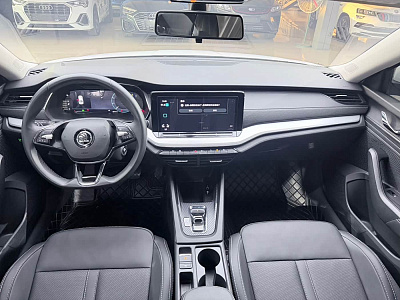 Skoda Octavia 1.4 л 2023 г. Белый, пробег 21000 км