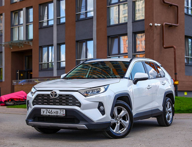 Toyota RAV4 белый 2021