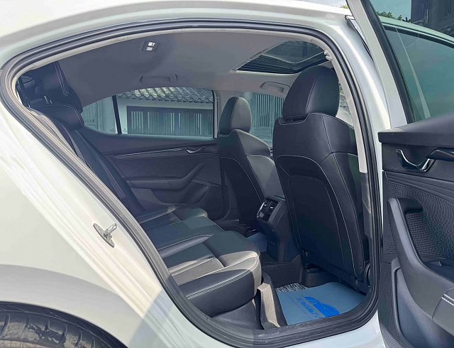 Skoda Octavia 1.4 л 2023 г. Белый, пробег 15000 км